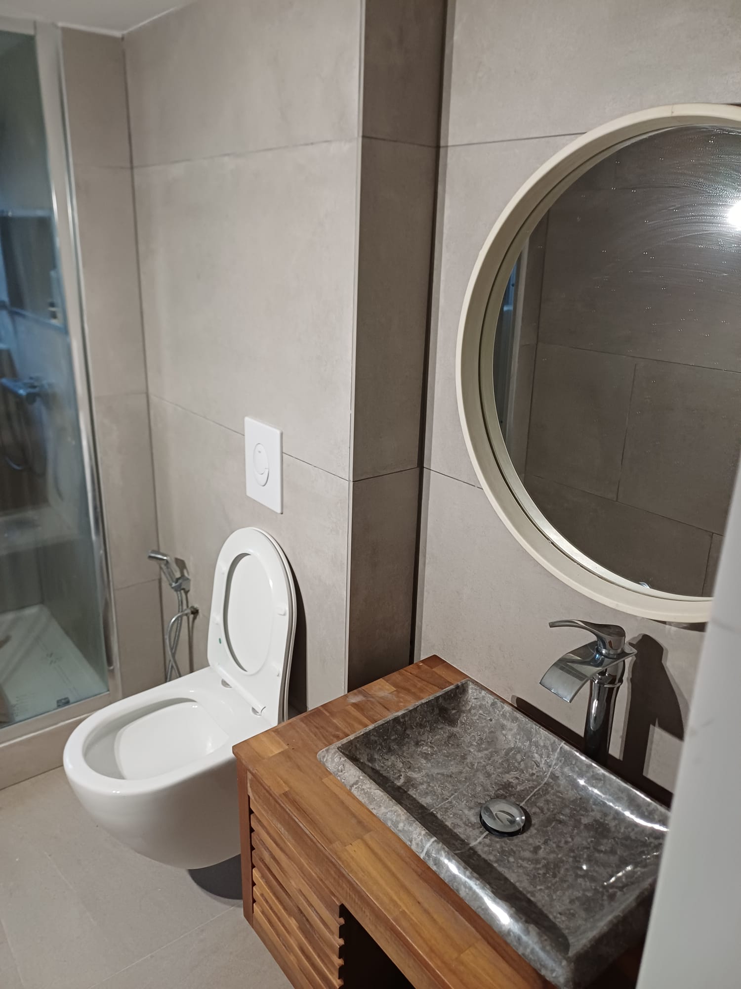 Artisan Thionville — salle d'eau contemporaine rénovée