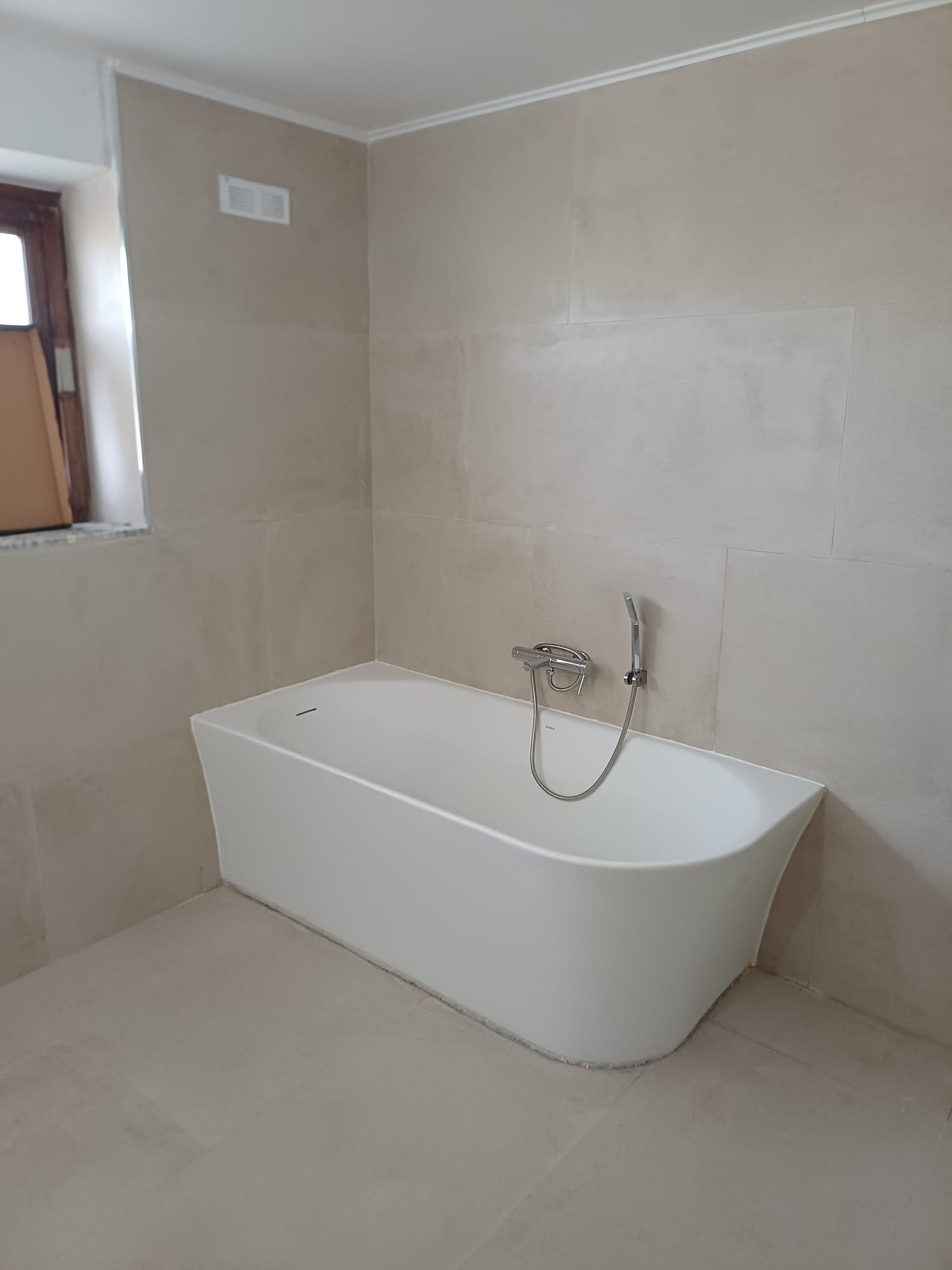 Rénovation maison Moselle — salle de bain beige à Longeville-lès-Metz