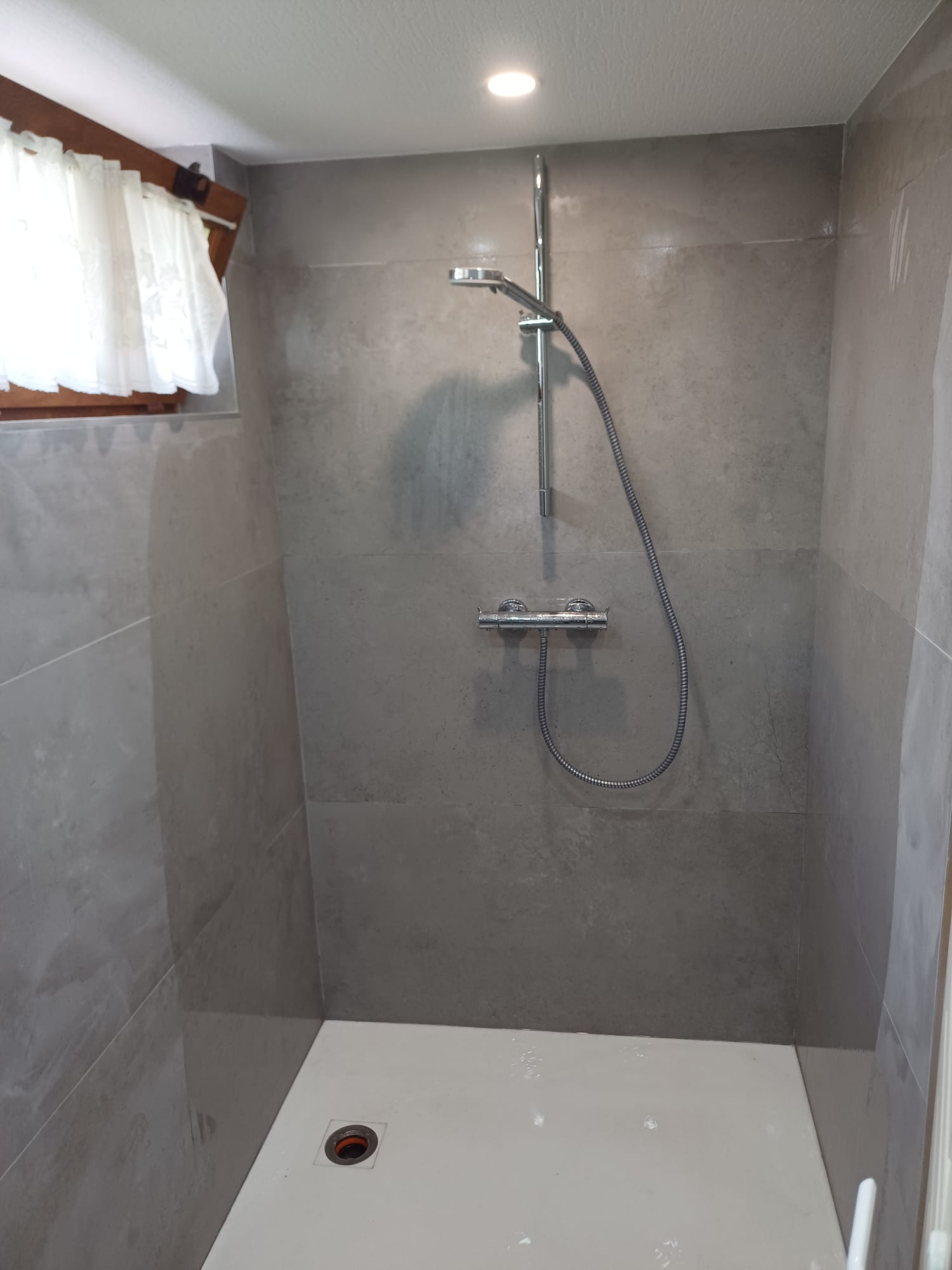 Pose carrelage Moselle — douche italienne béton ciré