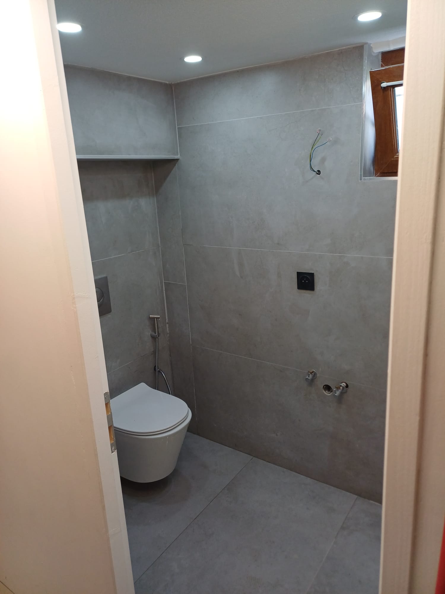 Maçon Metz — WC suspendu effet béton